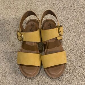 Eurosoft by Soffit sz 8-1/2 yellow sandals. Velcro closure. 1-3/4” heel.